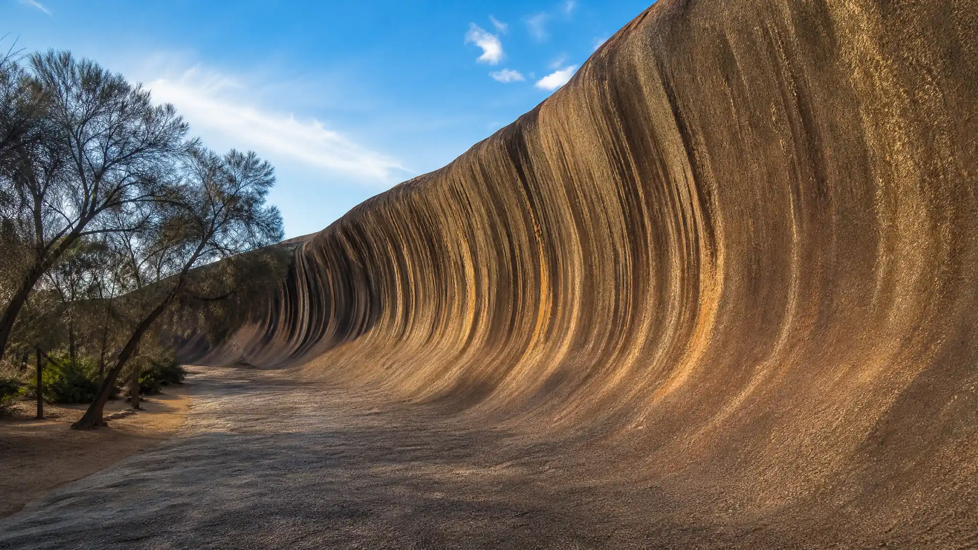 Diese 2.7 Milliarden Jahre alte Granitklippe ragt 15 Meter hoch auf. Wählen Sie zwischen der eigenen Anreise mit dem Auto ab Perth oder einer geführten Tagestour.