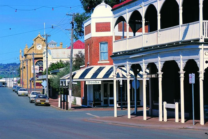 Historische Gebäude und Ladenfronten in einer ruhigen australischen Kleinstadt.