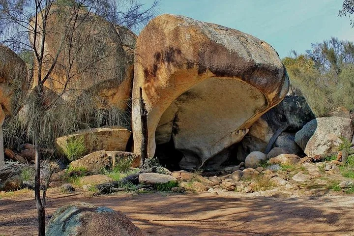 Formazione rocciosa Hippo's Yawn con una grande apertura simile a una caverna al centro.